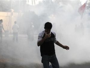 محتج وسط دخان الغاز المسيل للدموع خلال مظاهرة في المنامة