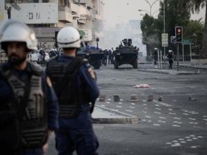 الشرطة البحرينية تنتشر خلال اشتباكات مع متظاهرين في قرية جد حفص غرب المنامة
