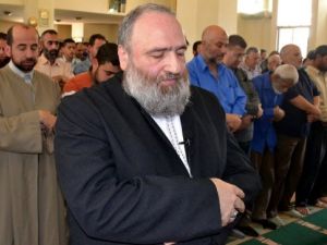 الشيخ عمر بكري يؤم المصلين صلاة الغائب لروح اسامة بن لادن في طرابلس شمال لبنان
