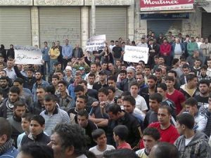 محتجون خلال مظاهرة في بانياس بسوريا يوم الاربعاء