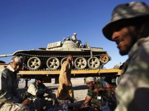 ثوار يتناولون الفطور على مشارف بني وليد