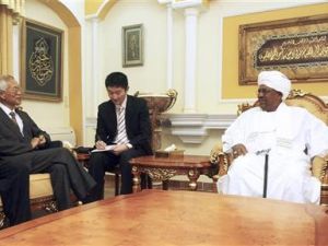 الرئيس السوداني عمر حسن البشير (الى اليمين) يستقبل المبعوث الصيني الخاص الى السودان 
