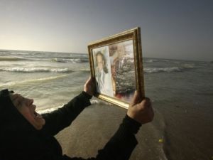 سيدة لبنانية تبكي اثنين من اقاربها من ضحايا كارثة الطائرة الاثيوبية على شاطئ خلدة جنوب بيروت
