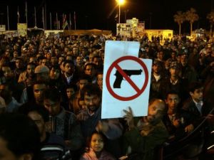 تظاهرة في بنغازي تطالب بتوحيد الجيش ونزع سلاح عناصر الميليشيات
