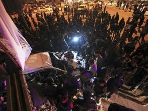 سكان يتجمعون في موقع هجوم بقنبلة على سيارة للشرطة في بنغازي
