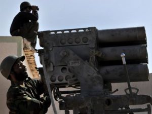 احد الثوار الليبيين يوجه قاذفة صواريخ في بن جواد
