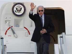 جو بايدن نائب الرئيس الامريكي لدى وصوله اثينا 
