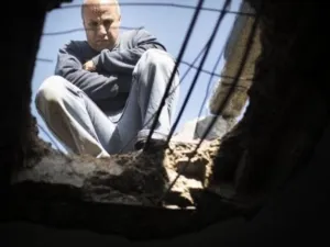فلسطيني تعرض منزله للقصف في جباليا
