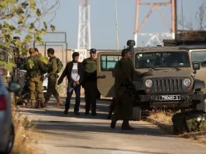 جنود اسرائيليون يقتادون فلسطيني في مستوطنة بروش في غورد الاردن في 11 تشرين الاول/اكتوبر 2013
