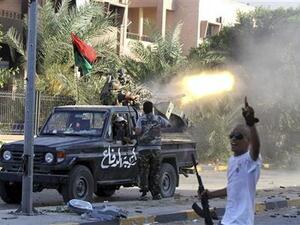 مقاتلون من المعارضة الليبية في حي ابو سليم بالعاصمة طرابلس