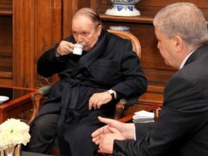 من الصور الاولى التي تم بثها لبو تفليقة بعد الازمة الصحية الاخيرة