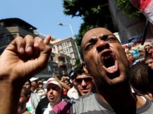 تظاهرة ضد نظام الرئيس بشار الاسد امام السفارة السورية في القاهرة 
