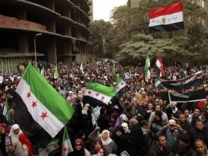 محتجون في مسيرة للتنديد بالرئيس السوري قرب السفارة السورية في القاهرة
