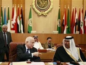 رئيس الوزراء ووزير الخارجية القطري الشيخ حمد بن جاسم ال ثاني (الى اليمين) والامين العام لجامعة الدول العربية نبيل العربي خلال اجتماع لوزراء الخارجية العرب في القاهرة يوم الاحد بشان سوريا.
