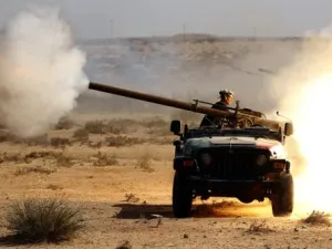 مقاتل من الثوار الليبيين يطلق قذيفة مدفعية باتحاه سرت