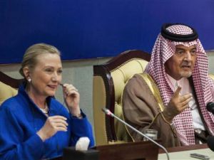 وزيرة الخارجية الامريكية هيلاري كلينتون ووزير الخارجية السعودي الامير سعود الفيصل في مؤتمر صحفي بالرياض 
