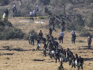 جنود قبارصة في موقع انفجار مخزن الذخيرة قرب محطة الكهرباء المركزية 