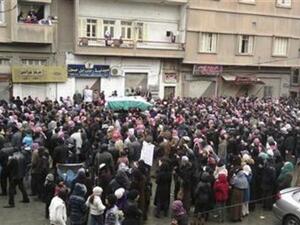 محتجون مناهضون لللحكومة خلال جنازة بمنطقة قرب دمشق يوم الجمعة
