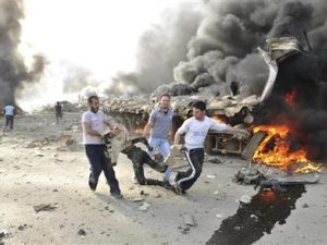 اشخاص يحملون جثة محترقة بعد انفجار في دمشق 
