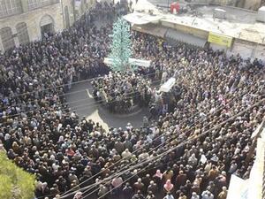 محتجون مناهضون للحكومة يحملون نعوشا خلال جنازة محتجين قتلوا في اشتباكات سابقة في احد ضواحي دمشق 
