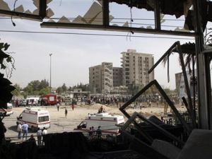 صورة من داخل منزل مدمر لموقع تفجير في دمشق 
