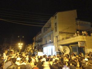 متظاهرون قرب دمشق يطالبون باسقاط النظام