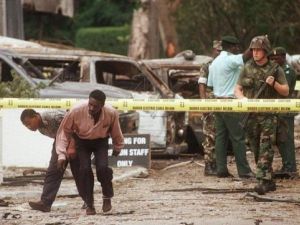 جندي اميركي يقف حارسا بعد الانفجار الذي استهدف السفارة الاميركية في دار السلام في العام 1998
