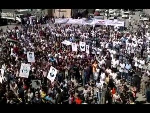 لقطة من فيديو بثه ناشطون على موقع يوتيوب يشير الى تظاهرة ضد النظام السوري في درعا 
