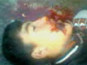  جثة رجل قتل اثناء الاشتباكات مع قوات الامن في سوريا ملقاة في شارع في درعا
