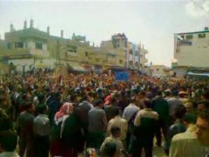 متظاهرون يتجمعون في ميدان في مدينة درعا في جنوب سوريا
