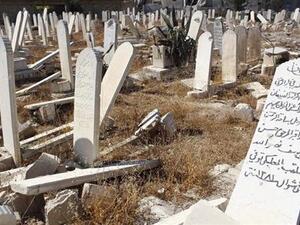 Each peddler specializes in particular kinds of goods – from fantastic fabrics and potted plants to collections of CDs and delicious dried fruits of all sorts, and everything in between. 