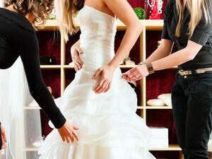 8 أغراض لا تستغني عنها في بروفة فستان زفافك