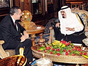 العاهل السعودي الملك عبد الله خلال اجتماع مع رئيس وزراء المصري عصام شرف 
