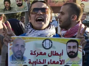 تظاهرة بتضامنا مع اسرى مضربين عن الطعام