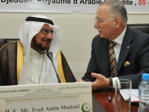 إحسان أوغلى ومدني وحديث جانبي بين الأمينين العامين الحالي والقادم لمنظمة التعاون الإسلامي