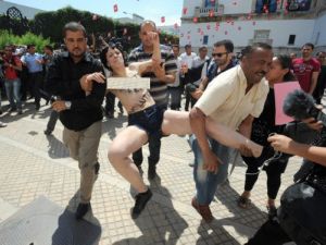 طالبن بإطلاق زميلتهن في المنظمة، الناشطة التونسية أمينة السبوعي.