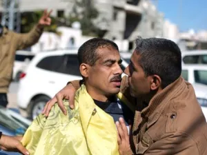 فلسطيني يعانق قريبه الذي افرجت عنه حماس الى جانب ستة اخرين من حركة فتح في مدينة غزة
