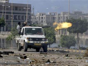 مقاتلان من المجلس الانتقالي يطلقان قذيفة صاروخية تجاه انصار القذافي في قلب مدينة سرت
