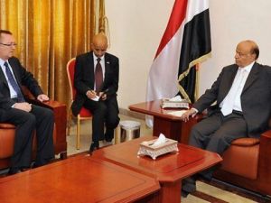 نائب الرئيس اليمني عبد ربه منصور هادي (يمين) مساعد وزيرة الخارجية الاميركية للشرق الاوسط جيفري فيلتمان في صنعاء الاربعاء
