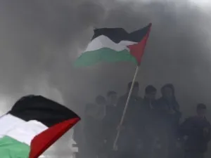 
فلسطينيون يرفعون اعلاما وطنية خلال تظاهرة في يوم الارض في بيت حانون