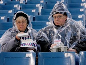 الكثير من الرجال يعجبون حقاً بالسيدة الناضجة، وقد تجذبهن الأكثر شباباً، لكنهم يفضلون الارتباط العاطفي مع سيدة أكبر عمراً