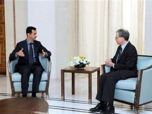 السفير روبرت فورد (الى اليمين) أثناء استقبال الرئيس بشار الأسد له في دمشق يوم 27 يناير كانون الثاني 2011.