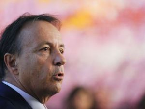 السناتور جان-بيار بيل 
