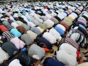 مصلون في مسجد في ضاحية تولوز بفرنسا
