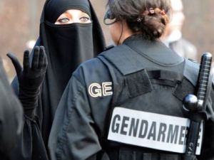 اجواء من التشاؤم والريبة وكره الاجانب والانزواء تسود في فرنسا 