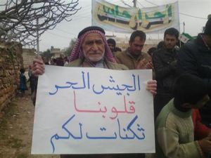 محتج يرفع لافتة خلال احتجاج ضد الاسد في ادلب 
