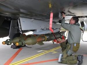 عسكري فرنسي يقوم بتحميل طائرة حربية متجهة الى ليبيا بالصواريخ