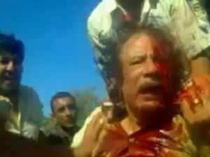 لقطة من تسجيل فيديو يظهر فيه القذافي فور اعتقاله في سرت يوم الخميس.
