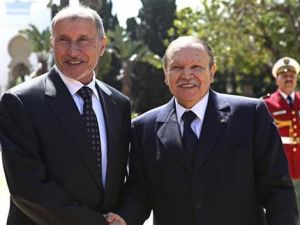 الرئيس الجزائري عبد العزيز بوتفليقة يصافح رئيس المجلس الوطني الانتقالي الليبي مصطفى عبد الجليل في القصر الرئاسي في الجزائر 
