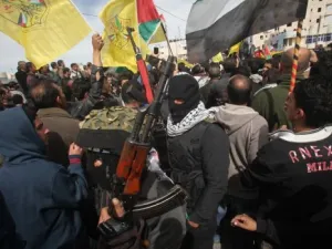 فلسطينيون خلال تشييع جرادات